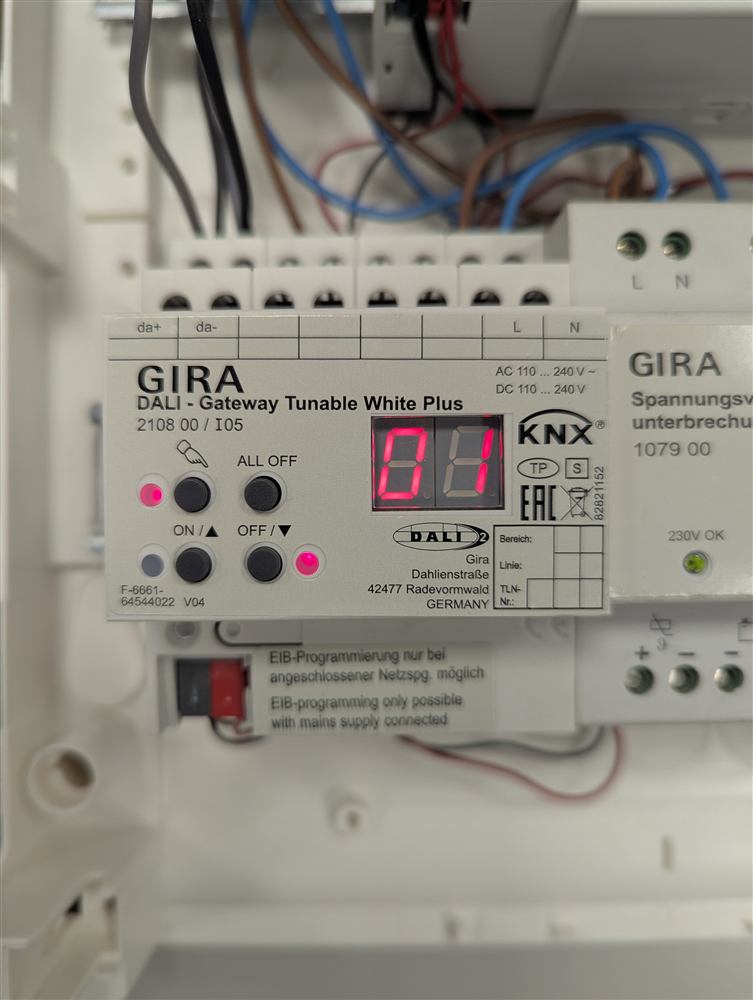 Gira-DALI-Gateway mit KNX-Kennzeichnung im Schaltschrank