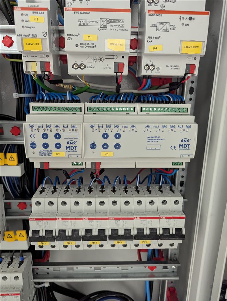 KNX-Verteiler mit Aktoren, Netzteilen und übersichtlich geführter Verdrahtung