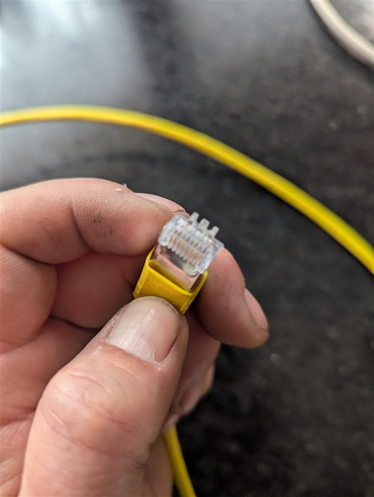 Netzwerkkabel mit RJ45-Stecker im Detail