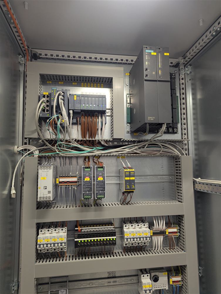 Steuerungsschrank mit Siemens-SIMATIC-Komponenten und geordneten Kabelwegen